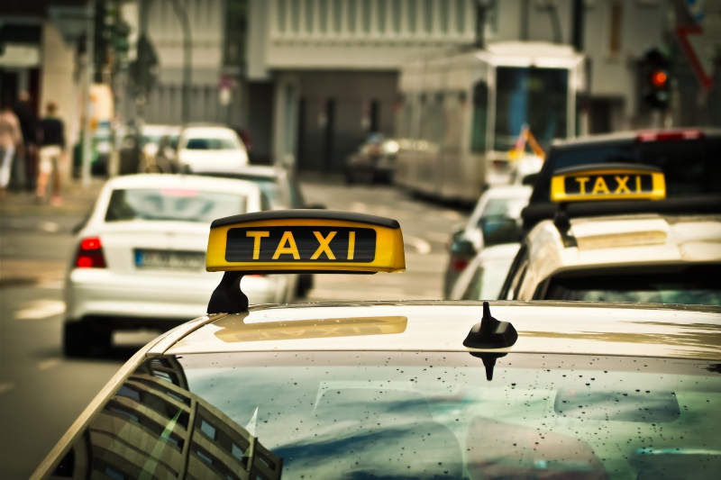 taxis-COLOMARS-min_road-traffic-car-glass-driving-city-583084-pxhere.com