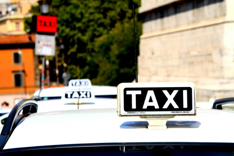 taxis-COLOMARS-min_taxi_auto_rome_road_white-1051610